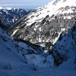 On approche du bas du couloir.