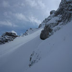 On déchausse pour pour gagner la combe du Trou skis sur le sac