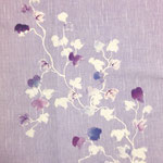 「ツタ」 着物<br>遠州綿紬/染料・抜染<br>遠州綿紬にツタを染めた着物。美しい薄紫色の生地を何を描いたら、映えるだろうかと考え、描きました。