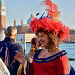 観光客に撮影サービスをする変装したヴェネチア市民