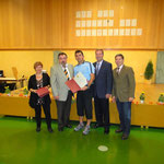 Sportlicher Leiter G. Koberger erhielt vom Bürgermeister und Vizebürgermeister eine Urkunde