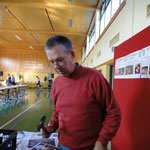 Obmann Schmid beim Aufbau des Standes