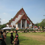 Wihaan Mongkhon Bophit contenant un Bouddha de bronze de 17m