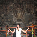 Temple de Mendut! et le bouddha assis a la western style