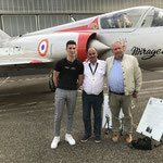 Nicolas Huguet en compagnie de deux adhérents devant le Mirage III d'Uderzo
