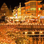 Schnee und bunte Festbeleuchtung verleihen dem Hafen von Konstanz im Advent einen 