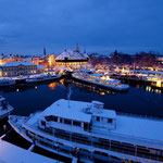 Schnee und bunte Festbeleuchtung verleihen dem Hafen von Konstanz im Advent einen besonderen Charme. Foto: Tourist-Information Konstanz GmbH