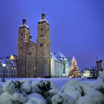 Die Stiftskirche in St. Gallen und die erleuchtete Tanne daneben sorgen für festliche Stimmung. Foto: St.Gallen-Bodensee Tourismus/Daniel Ammann