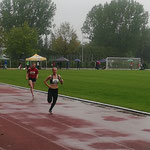 Carolin holt als Schlussläuferin Platz 1 - 4x100m Staffel