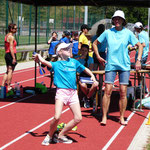 Helferinnen an der Station Wurf