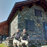 due grandi cacciatori di alta montagna l'ing Carlo e Massimo in sosta alla baita posta a 2000 metri di quota