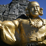 黄金の巨大神像