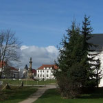 Blick vom Park auf das Theater