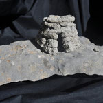 Il nuraghe...piccolo nuraghe creato con l'argilla che si trova nella campagna di "Useligisi" a Ussassai..La pietra su cui è poggiato si trovava proprio vicino al nuraghe vero quasi completamente distrutto..