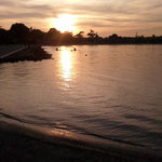 Cagliari. Da una parte del mare gli atleti si allenano al tramonto...