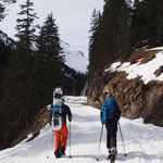 Almtour – Unser Experiment Schneeschuhe, Snowboard und Tourenski unter einem Hut zu bringen, ist gelungen!
