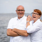 Paar beim Fotoshooting am Eidersperrwerk