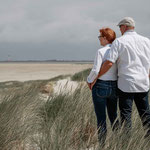 Paar beim Fotoshooting am Strand von St. Peter-Ording