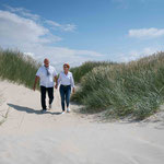 Paar beim Fotoshooting am Strand von St. Peter-Ording
