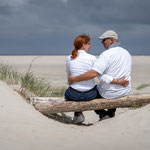 Paar beim Fotoshooting am Strand von St. Peter-Ording