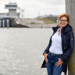 Paar beim Fotoshooting am Eidersperrwerk