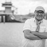 Paar beim Fotoshooting am Eidersperrwerk