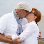 Paar beim Fotoshooting am Eidersperrwerk