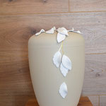 Bio Urne mit 3-D Blatt Ornamenten
