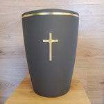 schwarze Urne mit goldenem Kreuz und Dekorband