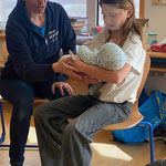 Wie hält man ein Baby richtig?