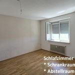 Zweigeteiltes Schlafzimmer mit...