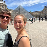 Einen halben Tag haben wir in Paris und spazieren bis zum Louvre.