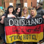 Die Hamburg-Crew: Liz, Mellie, Nisi und ich :-) Und meine Fahne ist immer mit dabei!