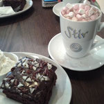 Schokokuchen & Hot Chocolate mit Mini-Marshmallows 