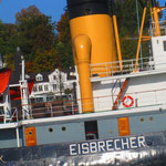 9.  _Stettin Eisbrecher_ 1933 als grösster Eisbrecher in Dienst gestellt. Seit 1982 als technisches Kulturdenkmal anerkannt und anliegend als Museumsschiff im Museumshafen "Neumühlen/Övelgönne".