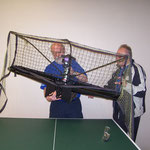 Siggi Verbeet und Udo Hamacher beim Aufbau der Tischtennis-Ballmaschine