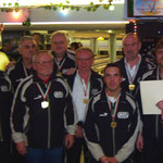 Mannschaft und Ergänzungsspieler mit den Medaillen bei der Landesmeisterschaft 2006 in Herne