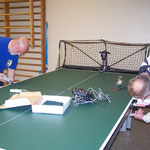 Siggi Verbeet und Udo Hamacher beim Aufbau de Tischtennis-Ballmaschine