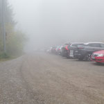 Der Parkplatz in noch recht dichtem Nebel