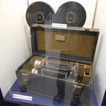 初代ウルトラマンなどで使われたミッチェル型撮影機の実物。歴史そのものを目の前に足がガクブル