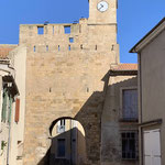 Vue côté église de la porte de l’Horloge - photo Didier Bibard 2023 - memoiredesauvian.fr