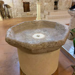 Les fonts baptismaux de l’église de Sauvian, aujourd’hui positionnés près de l’autel - Photo Didier Bibard 2023 - memoiredesauvian.fr