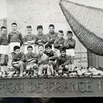 La cavalcade de Sauvian : le rugby - Accroupi, 3e à partir de la gauche : Kiki Prax - Archives Andrée Crouzat - memoiredesauvian.fr