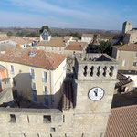 Vue aérienne de la porte de Sauvian et de son horloge, et château en arrière-plan - photo Didier Bardy - memoiredesauvian.fr