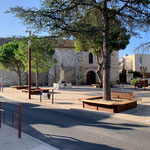 Place de l’église de Sauvian en 2023 - photo Didier Bibard - memoiredesauvian.fr