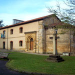 Biblioteca,Centro social y antigüa iglesia de Santa María de Villamayor