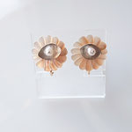 clip on earrings - carved shell button, silver & pearl　貝ボタンのイヤリング（ボタン、シルバー、淡水パール）