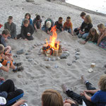 Lagerfeuerklassiker am Strand.