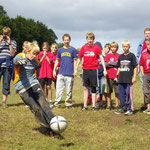 Natürlich wird auch Fussball gespielt.