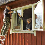 Michel baut die Fensterflügel aus.